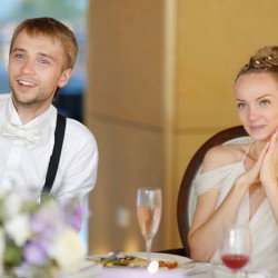Brautpaar verfolgt Hochzeitssketch