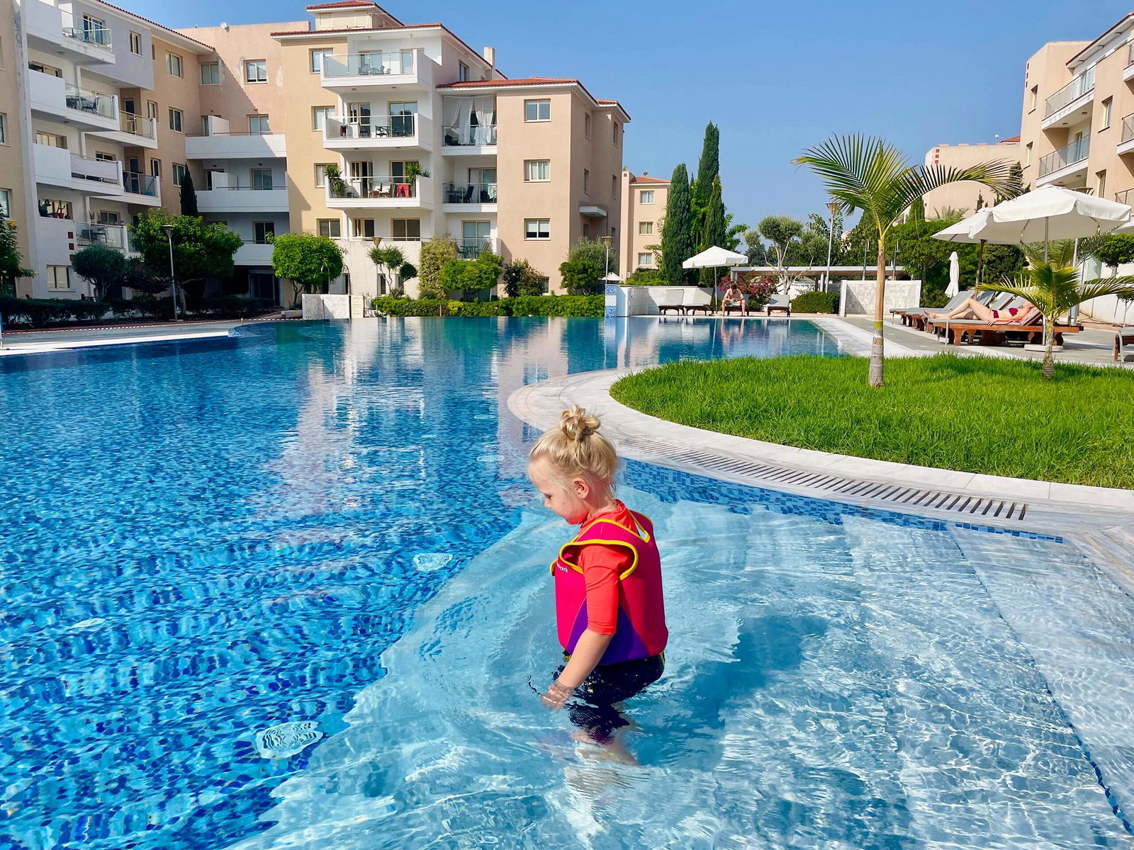 Zypern Urlaub Pool Flitterwochen mit Kind