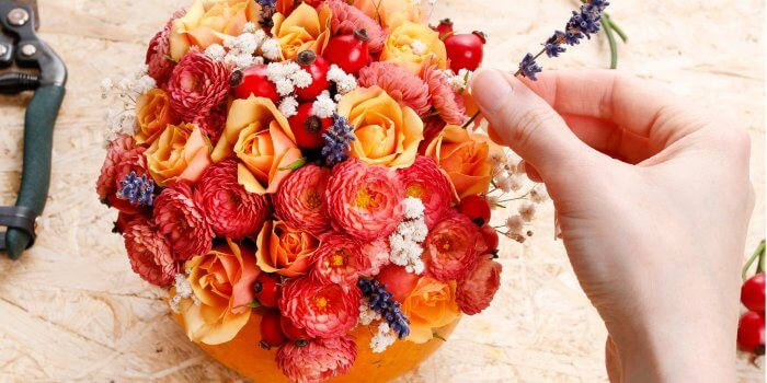 DIY: Herbstliche Kürbis-Deko mit Blumen