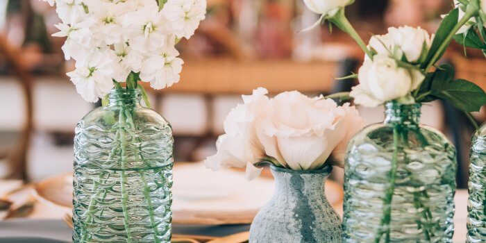 Vasen zur Hochzeit: Stilvolle Ideen für eure Tischdekoration