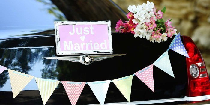 Autoschmuck zur Hochzeit: So begeistert ihr mit einem wunderschönen Brautauto