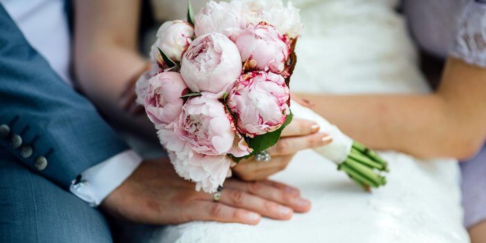 So feiert ihr eine sagenhafte Frühlingshochzeit: Heiraten im Mai, April oder März
