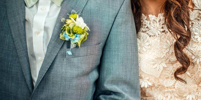 Der Anstecker für den Bräutigam zur Hochzeit