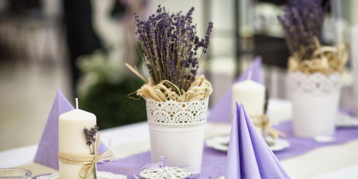 Harmonische Hochzeitsdeko mit Lavendel