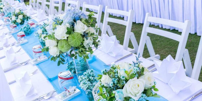 Frische Tischdeko zur Hochzeit in Türkis oder Blau