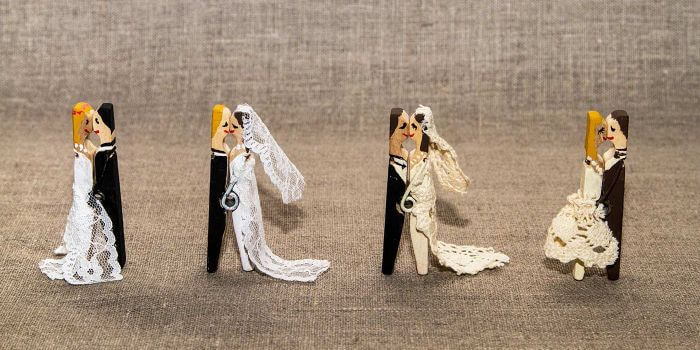 DIY: Das niedlichste Wäscheklammer-Brautpaar in 3 einfachen Schritten basteln