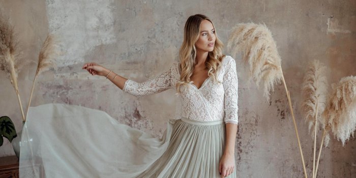 Großartige Hochzeitsoutfits unter 500€: Braut-Zweiteiler und Zweiteiler für den Hochzeitsgast