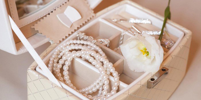 Schöne Brautaccessoires von Kopf bis Fuß