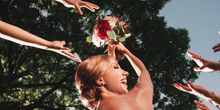 Brautstrauß werfen mal anders: 6 kreative Alternativen für eure Hochzeit