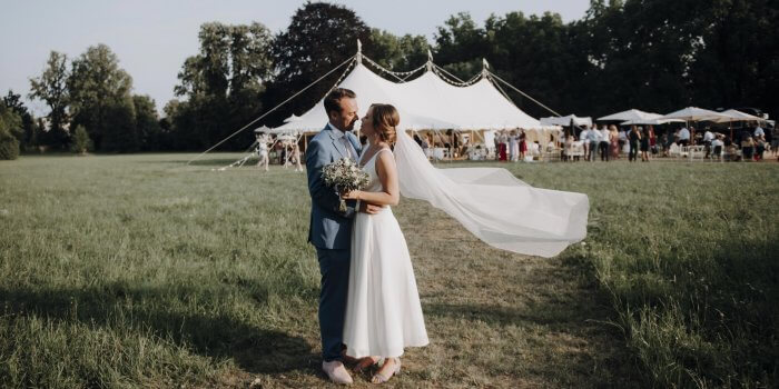 Bezaubernde Festival-Hochzeit mit Zelt, Foodtruck & Co.