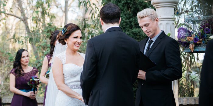 Lila & Blau: Pfauenfedern zur Hochzeit