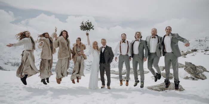 Eine Winter-Hochzeit in den Alpen mit dem Hochzeitsmotto Ski