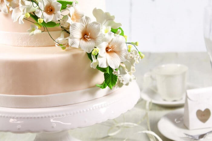 einfache Hochzeitstorte mit Blumen