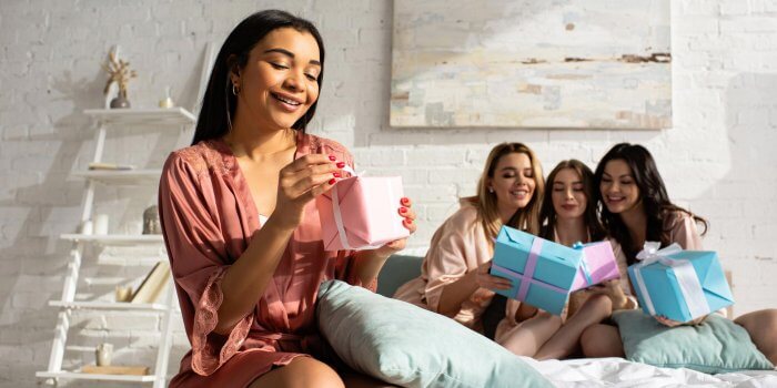 JGA Geschenke: Besondere Erinnerungen für das Brautpaar und die Teilnehmer:innen
