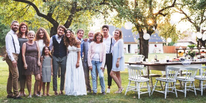 Im Kleid zur Gartenhochzeit – Die schönsten Looks für Braut und Gäste