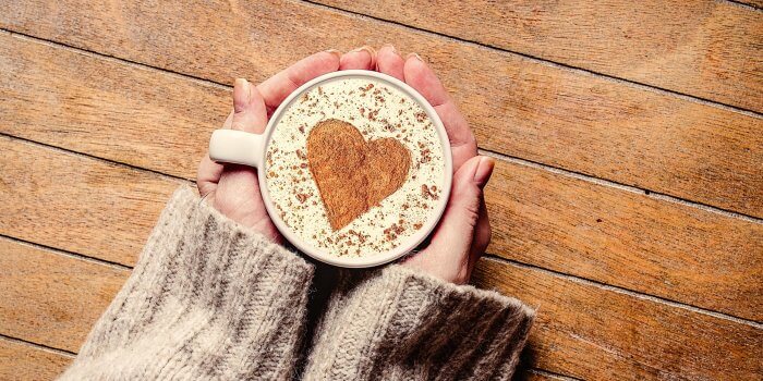Überraschend: Heiratsantrag mit Zaubertasse