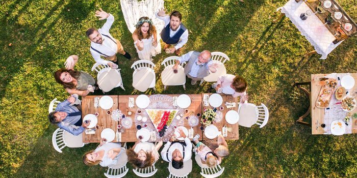 Eine entspannte Hochzeit im Freien feiern