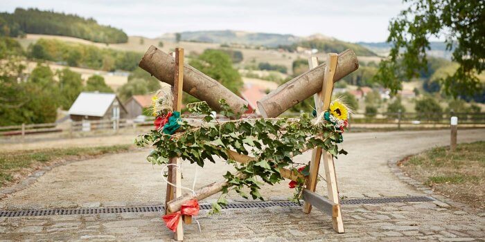 Baumstamm sägen zur Hochzeit